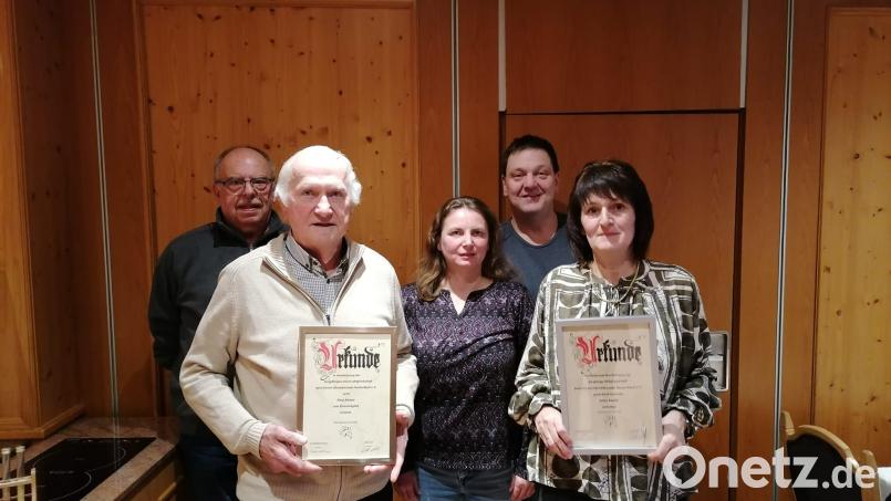 Die Pferdefreunde Fensterbach dankten langjährigen Mitgliedern. Das Bild zeigt (von links) den zum Vorstand gehörenden Willi Lahs, den zum Ehrenmitglied ernannten Klaus Kampe, Vorsitzende Claudia Nachtmann, Bürgermeister Christian Ziegler und die seit 30 Jahren zum Verein gehörende Anita Kneissl. Bild: Kneissl/exb