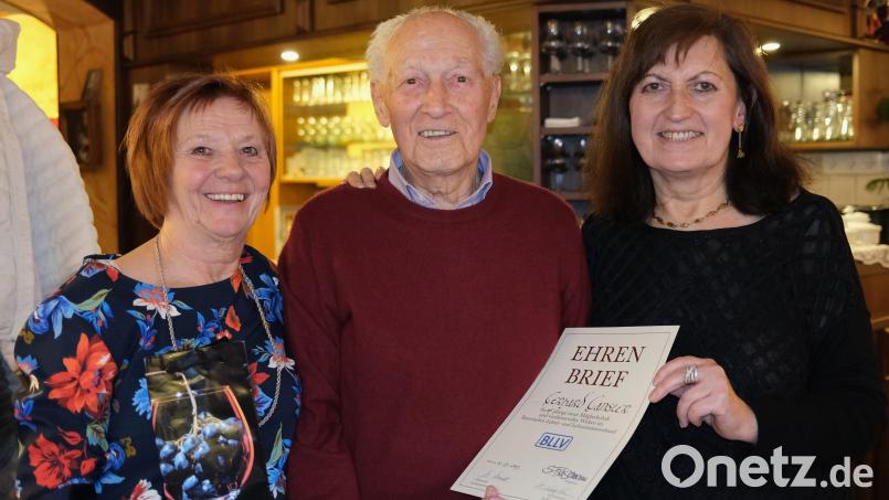 Die Vorsitzenden des Schwandorfer Lehrervereins, Maria Karg-Pirzer (rechts) und Christa Schwaiger (links), zeichneten Gerhard Gansler für 65-jährige Treue zum Verband aus. Bild: Hirsch