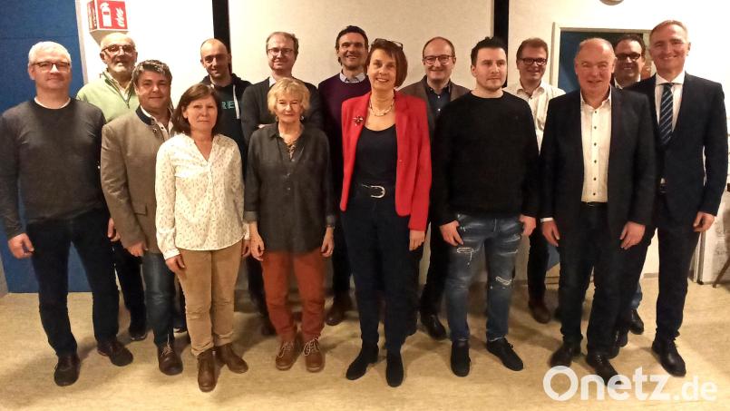 Die Mitglieder der CSU Kümmersbruck haben neu gewählt (von links): Stefan Schönberger, Alois Schwanzl, Jürgen Mühl, Karola Hirsch, Andre Schillinger, Silvia Manthey, Stefan Paintner, Andreas Reinwald, 1. Vorsitzende Birgit Singer-Grimm, Bernhard Fleischmann, Florian Fischer, Martin Meier, Bürgermeister Roland Strehl, Stefan Roggenhofer und Kreisvorsitzender MdL Harald Schwartz. Bild: Thomas Pronath