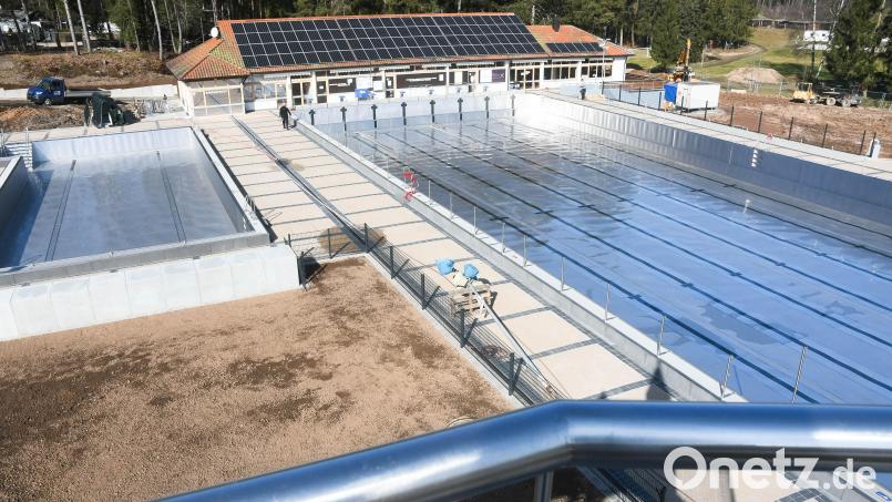 Sowohl das Schwimmer- als auch das Seniorenbecken wurden komplett entkernt und durch neue Edelstahlbecken ersetzt. Bild: Gabi Schönberger