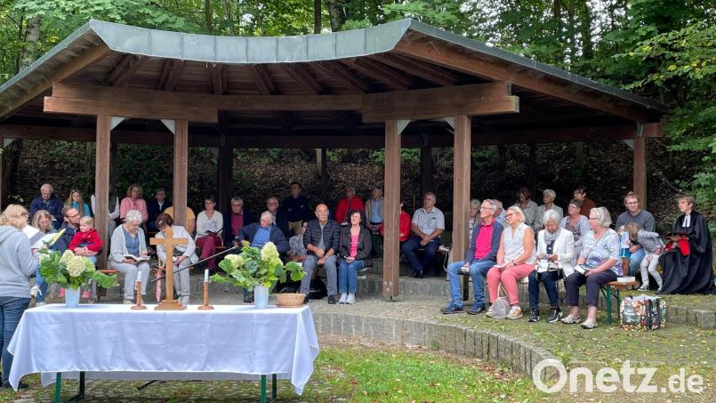 Großen Zuspruch erfahren die Protestanten im östlichen Landkreis Neustadt mit ihrem Projekt "Gemeinde unterwegs". In Moosbach reichten Bänke und Gesangbücher nicht für alle Besucher. Archivbild: Kirchengemeinde Vohenstrauß/exb