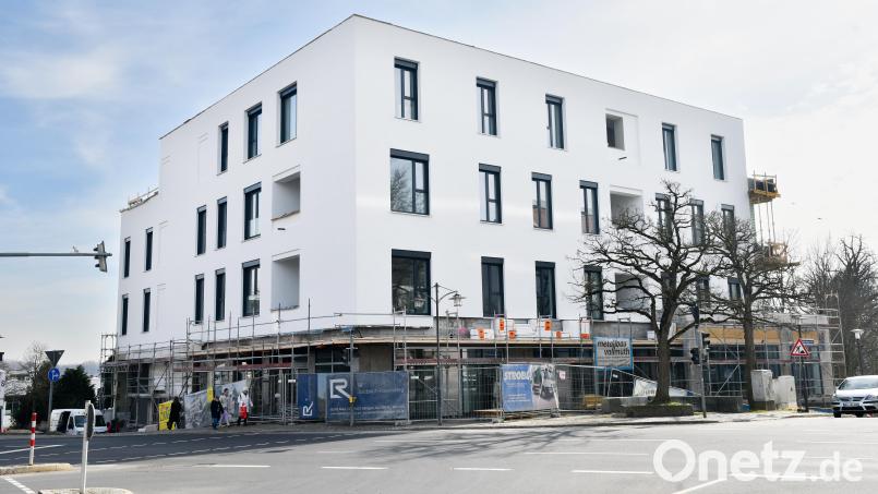 Kein Vergleich zu früher: Die Außenfassade des &quot;Storg&quot;-Gebäudes erstrahlt in hellem Weiß. Manche Balkone sind in die Fassade zurückversetzt („Lodgen“), an der Südseite sind sie vorgelagert, an der Ostseite gibt es Dachterrassen. Unten rechts wird im Sommer der Kik eröffnen, vorne im Eck an der Fußgängerampel zieht der Zahnarzt ein – und kein Café. Bild: Petra Hartl