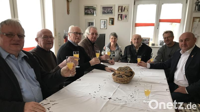 Gratulation zum 95. Geburtstag (von links): die beiden Nachbarn Otto Weiß und Andreas Wendl, Pfarrer i. R. Hans Peter Heindl und Erich Freisinger, beide für die Senioren der Pfarrei, Tochter Klara Mirwald, der Jubilar Alfons Rösch, sein Sohn Josef Rösch und Zweiter Bürgermeister Georg Götz, der Geschenke und die Grüße der Gemeinde und des Landrats überbringt. Bild: mma