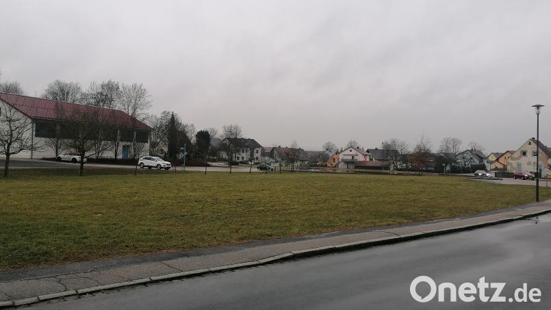 Auf der Fläche zwischen Mehrzweckhalle, Einmündung der Schulstraße in die Kirchstraße und dem Dammweg soll der neue Kindergarten gebaut werden. Bild: wrl