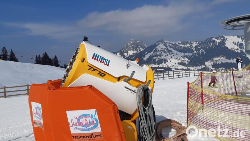 Im Skigebiet Sudelfeld ist eine Schneekanone nach Wirtschaftsminister Hubert Aiwanger benannt. Bild: Bergbahnen Sudelfeld/dpa/Archivbild
