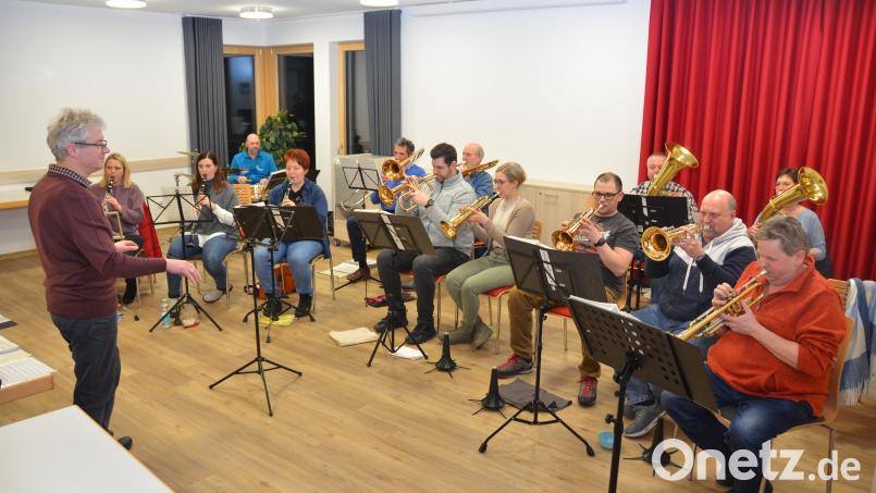 Die 16 Musikanten der Vohenstraußer Blasmusik proben seit Wochen mit dem Leiter Johannes Gruber für das Frühlingskonzert im Rathaussaal. Bild: dob