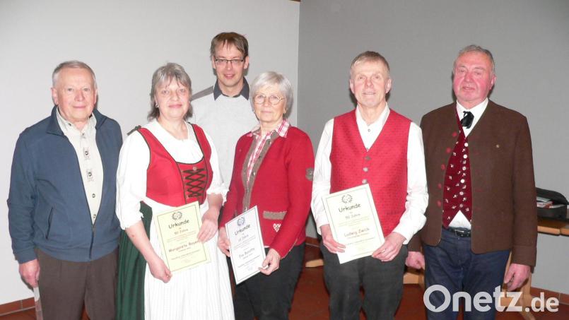 Die anwesenden Geehrten des Oberpfälzer Volksliedkreises (von links): Josef Baumer, Margret Bayer, Markus Lang, Eva Borutta, Ludwig Zwick und der Vorsitzende Leonhard Bayerl. Bild: Niederalt/exb