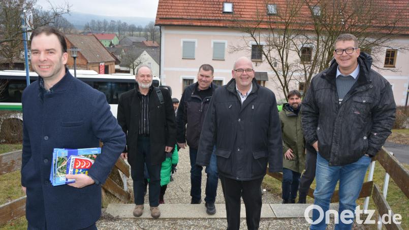 Bürgermeister Klaus Meyer (Dritter von rechts) hieß die Delegation aus dem tschechischen Lipová vor dem Tillensaal willkommen. Mit dabei war auch der stellvertretende Bürgermeister Tomáš Luňák (links) und Gemeinderat Tomáš Linda (Zweiter von rechts). Bild: jr