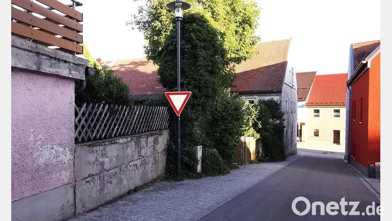 Das im Bereich der Altstadt geplante „Quartier Badergasse“ umfasst die Leerstände von der Hauptstraße (im Hintergrund) bis hinauf zur Kirchstraße und Pfarrgasse. Neben Pflegeplätzen sollen hier auch Wohnungen entstehen. Archivbild: Portner