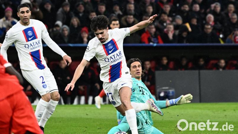 Bayerns Torwart Yann Sommer (rechts) verlor den Ball nach einem Dribbling im eigenen Strafraum. Der Pariser Vitinha (Mitte) brachte den Ball aber nicht im leeren Tor unter. Bild: Sven Hoppe/dpa
