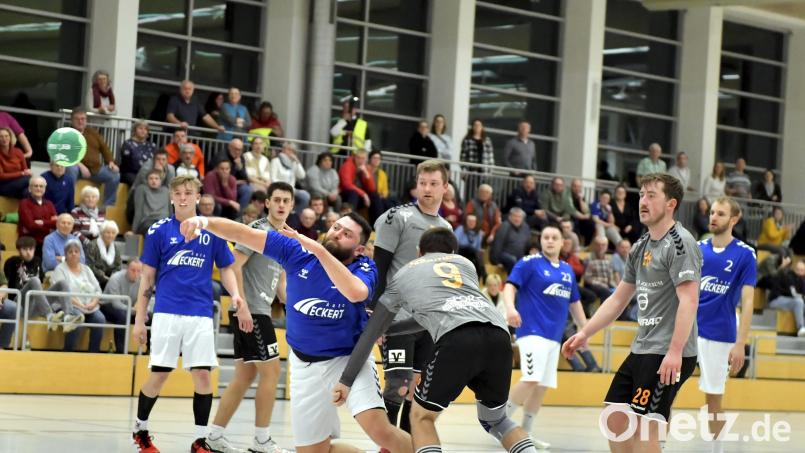 Johannes Förster (Dritter von links) und seine Mannschaftskollegen der SG Auerbach/Pegnitz haben ihr Ziel schon vor Augen: Sechs Spiele vor Schluss liegen sie acht Punkte vor dem Tabellenzweiten. Archivbild: Hubert Ziegler