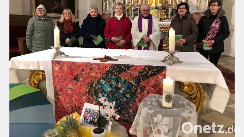 Der Winklarner Frauenbund stellt den südpazifische Inselstaat mit sechs Gaben am Altar vor. Bild: Lisa Bauer/exb