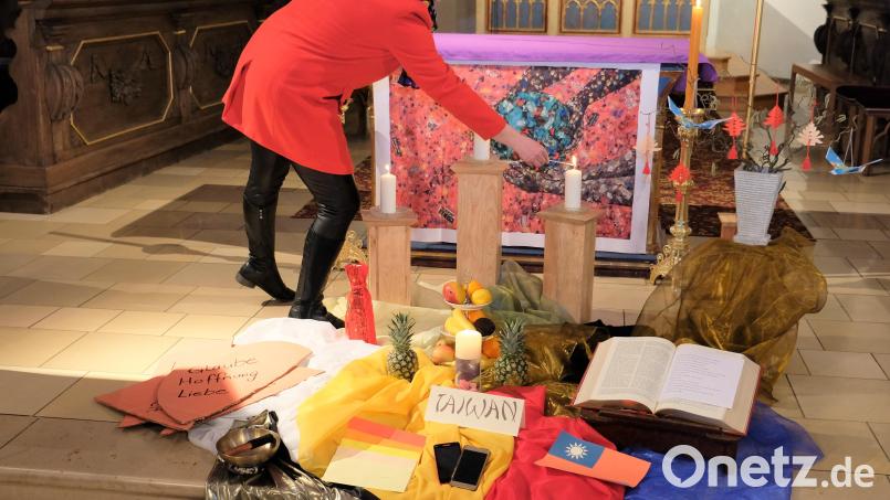 Die Gebetsstunde begann mit dem Entzünden der Kerzen. Bild: do