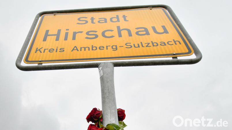 Eine stattliche Anzahl an roten Rosen schmückt ein Ortschild von Hirschau an der B14. Bild: Petra Hartl