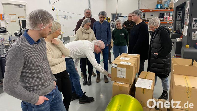 Interessante Einblicke gewannen Mitglieder der Jungen Union Marktredwitz und Waldershof beim Besuch des Unternehmens Labelisten. Bild: Jonas Barthel/exb