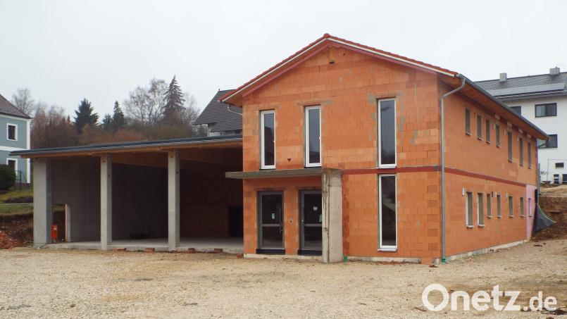 Im Rohbau steht das neue Feuerwehrhaus in Theuern bereits. Nach seiner Fertigstellung wird es einen erweiterten Fahrzeugpark beherbergen. Neu hinzu kommen ein Gerätewagen Logistik GW L 1, dessen Anschaffung der Gemeinderat einstimmig beschließt. Bild: e