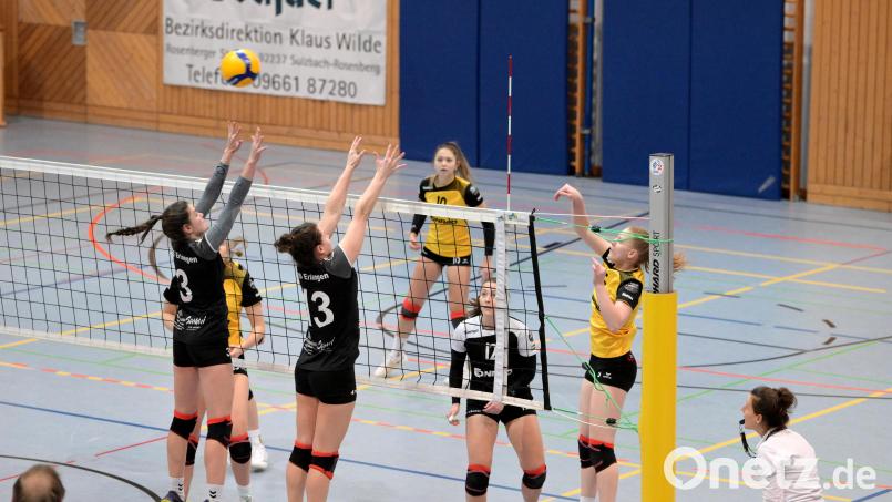 Die Hahnbacherinnen (von rechts Lisa Kölbel, Marie Heidlinger und Lorena Tilgen) können ihr Heimspiel gegen den Fast-schon-Meister FC Kleinatingen ganz ohne Druck angehen. Archivbild: Hubert Ziegler