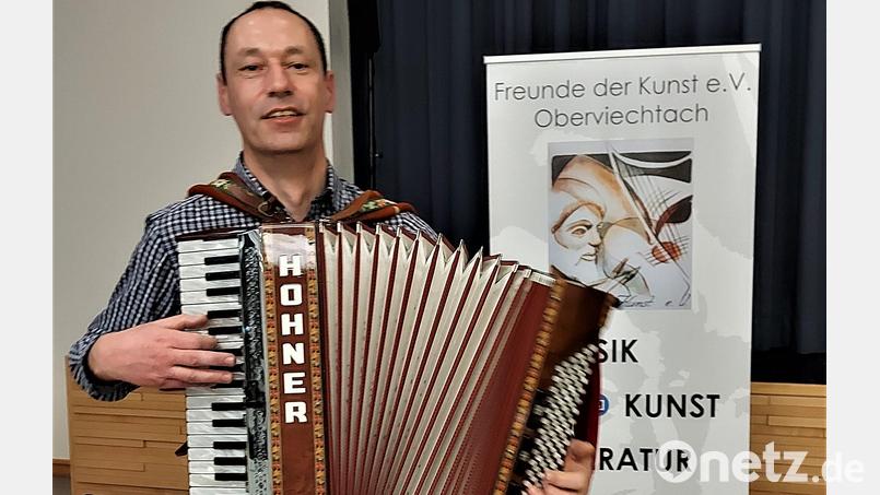 Reinhard Lößl, der Stabführer des Kolping-Spielmannszugs, sorgte für die passende Musik zum Bayerischen Abend, der sich an die Jahreshauptversammlung anschloss. Bild: Georg Lang/exb