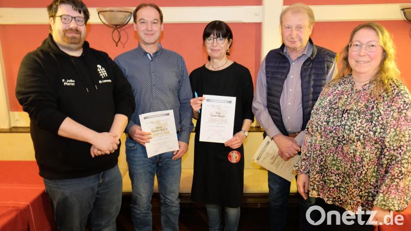 Mit goldenen Vereinsnadeln und Urkunden ehrten Vorsitzende Petra Danzer (rechts) und Pfarrer Johannes Bosco (links) die langjährigen Mitglieder Herbert Reindl, Liane Burger und Gerhard Götzl (von links). Bild: do
