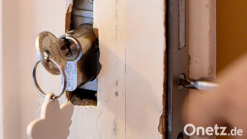 Einbau eines neues Türschlosses: Ein Unbekannter hatte in einem Mehrfamilienhaus in Amberg, das derzeit renoviert wird, das Türschloss ausgewechselt und eine Matratze hineingelegt. Symbolbild: Holger Hollemann/dpa