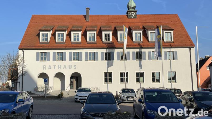 Wer im Wackersdorfer Rathaus (Bild) in den kommenden sechs Jahren als Bürgermeister regiert, bestimmen die Wahlberechtigten am Sonntag, 12. März. Bild: Gerhard Götz