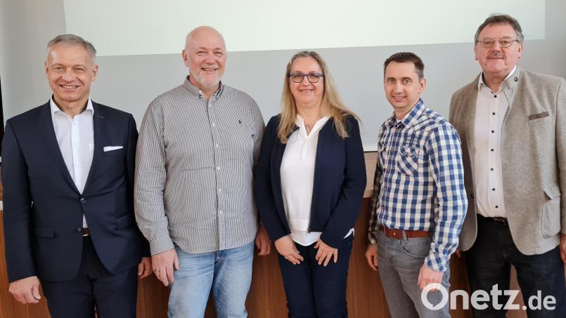 Die Organisatoren des Azubi-Talks an der Mittelschule Vilseck mit Peter Lehner, Konrektorin Claudia Neidl und Manuel Plößner (Zweiter bis Vierter von links) sowie Zweiter Bürgermeister Thorsten Grädler (links) und Erster Bürgermeister Hans-Martin Schertl (rechts). Bild: khg