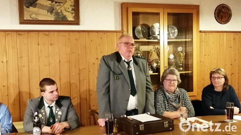 Bei der Jahreshauptversammlung der &quot;Falkenhorst&quot;-Schützen berichtet 1. Schützenmeister Josef Schönberger über ein erfolgreiches Jahr. Bild: rgr
