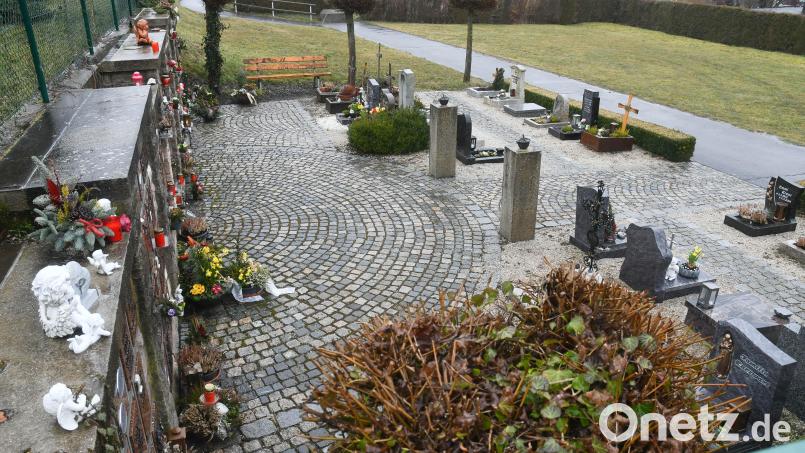 Spätestens im Sommer könnte es im Neustädter Friedhof eng bei den Plätzen für Urnen werden. Nun hat sich ein Betrieb gefunden der gegenüber der bestehenden Begräbnisstätten einen Urnenhain bauen wird. Bild: Gabi Schönberger