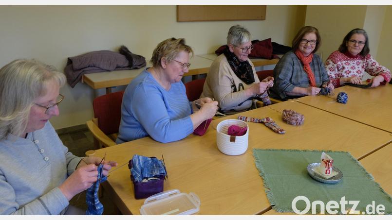 Der Strickkurs des Evangelischen Frauenbundes kommt an. Die Teilnehmerinnen versuchen sich an Ferse und Spitze von selbstgemachten Socken, die zum schönen Geschenk werden. Bild: le