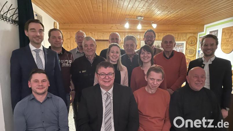 Das Vorstandsteam mit (vorne von links) Matthias Fischer, Thomas Schönberger, Andreas Malzer, Hans Liedl. Dahinter die Beisitzer und Mandatsträger. Bild: bk