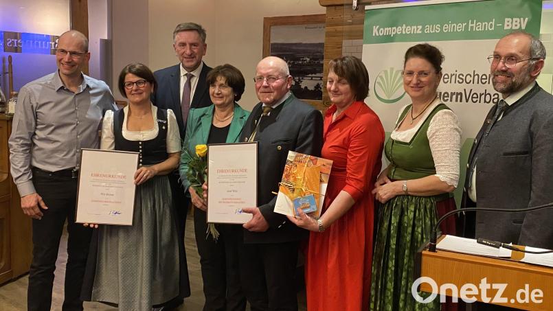 Der Bayerische Bauernverband hat Rita Blümel (Zweite von links) zur Bezirks-Ehrenbäuerin ernannt. Josef Wutz ist nun Ehren-Präsident (Fünfter von links). Bezirkspräsident Ely Eibisch, der Präsident des Bayerischen Bauernverbandes, Günther Felßner, Christine Wutz, Bezirksbäuerin Rita Götz, Landesbäuerin Christine Singer und Direktor Peter Huber gratulierten. Bild: BBV