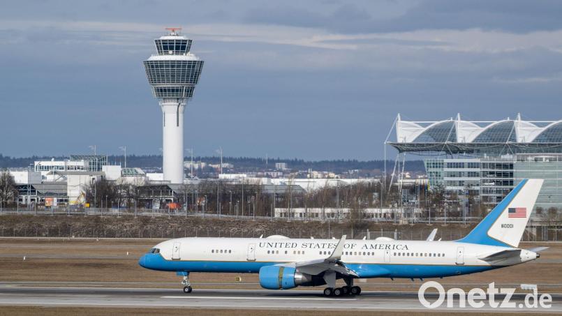 Ein Flugzeug vom Typ Boeing VC32A der US Air Force landet am Flughafen München. Bild: Stefan Puchner/dpa/Archivbild
