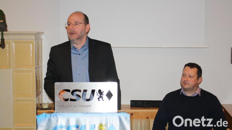 Eine kommunalpolitische Zwischenbilanz zieht zweiter Bürgermeister Max Schwärzer (stehend, mit CSU-Ortsvorsitzendem Andreas Reindl). Er beklagt eine nach seiner Auffassung zu stockende Aufarbeitung vieler Aufgaben. Bild: bjp