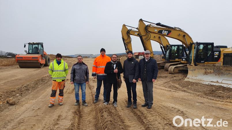 Bürgermeister Frank Zeitler (rechts) lässt sich mit Verwaltungsleiter Thomas Prey (Zweiter von rechts) von Vertretern des Ingenieurbüros Weiß und der Baufirma Dankerl über die Erschließungsarbeiten im neuen Nabburger Industrie- und Gewerbegebiet Baderfeld informieren.. Bild: Marko Pammer, Stadt Nabburg