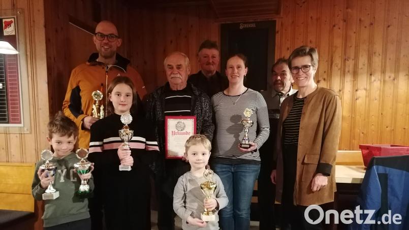 Bei der diesjährigen Jahreshauptversammlung konnten Bürgermeisterin Marion Höcht und Vorsitzender Wolfgang Brunhofer (von rechts) Preise an Hannes Bayer, Florian Schmidt, Sarah Dumler, Ehrenmitglied Bernhard Zötzl, Lenz Bayer, Jakob Gallersdörfer und Rita Fenzl (von links) verleihen. Bild: vsr