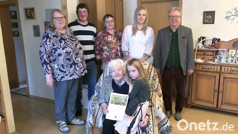 Am Dienstag feierte Martha Göths 90. Geburtstag. Es gratulierten Urenkelin Laura (am Schoß der Urgroßmutter), Tochter Brigitte Göths, Enkel Thomas Schedl, Tochter Beate Schedl, Enkelin Anna Göths und Bürgermeister Toni Dutz (von links). Bild: wro