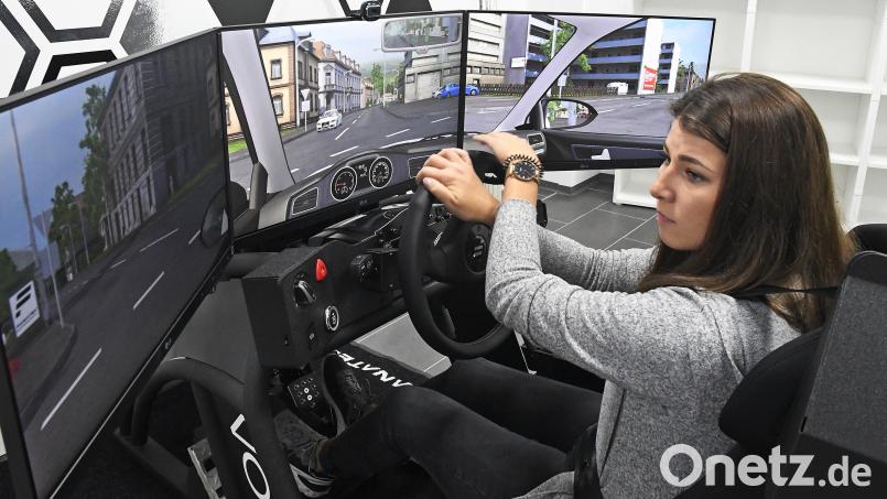 Chiara Seuren, die als Fahrlererin bei der Fahrschule Popel arbeitet, zeigt, wie der Simulator funktioniert. Bild: Petra Hartl