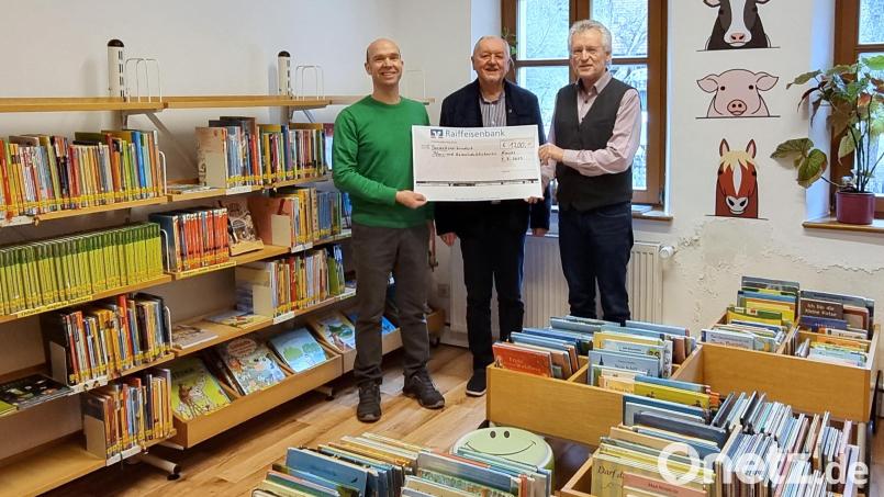Bei der Spendenübergabe in der Bücherei (von links): Peter Reindl, Büchereileiter Georg Dürr und Josef Riedl. Bild: dü