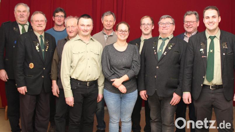 Johann Fuchs ist neuer Schützenmeister der Murachtaler Schützen. Bürgermeister Martn Prey gratulierte zum Wahlergebnis. Unser Bild zeigt (von rechts) zweiten Schützenmeister Alexander Ehrenfried, Bürgermeister Martin Prey, den neuen Schützenmeister Johann Fuchs, Beisitzer Johannes Schneeberger, zweite Schriftführerin Bettina Zinkl, ersten Schieß-und Jugendleiter Fred Schießlbauer, zweiten Schießleiter Gerald Thanner, Beisitzer Johann Schneeberger, Beisitzer Christian Kalb, ersten Schriftführer und Böllerkommandanten Christoph Zinkl sowie ersten Kassenwart Jakob Kiener. Bild: Zinkl/exb