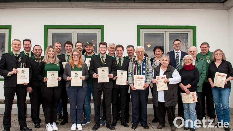 Die geehrten Mitglieder sind im Bild zu sehen. Bild: Martin Eules/exb