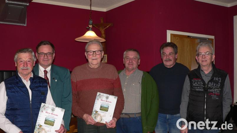 Alois Beer (links) und Heinz Griebel (Dritter von linke) erhielten Urkunden für 60 Jahre Treue zum Männergesangverein &quot;Lyra&quot;. Die Vorstandschaft, Chorleiter Frischholz und dritter Bürgermeister Kick gratulierten. Bild: mh
