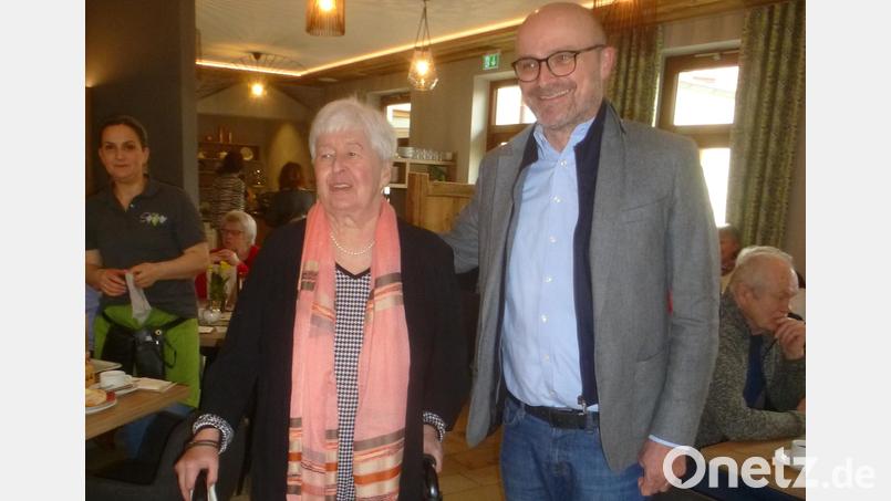 Bürgermeister Maximilian Beer gratulierte der langjährigen Kindergartenleiterin Josefine Sauerer zum 80. Geburtstag. Bild: mad