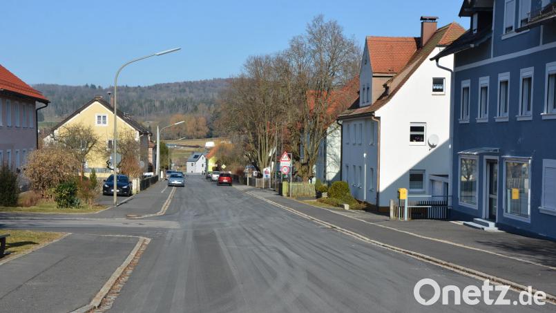 Blick in die Hauptstraße in Pechbrunn, wo 2024 mit den Sanierungsarbeiten am Kanalnetz begonnen werden soll. Bild: jr
