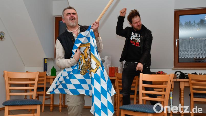 Noch nicht im Raumschiff, sondern im Schulungsraum der Feuerwehr Utzenhofen: Christian Hartinger (links) und Harald Meier rocken bei der "Expedition Edelweiß", der Oberpfälzer Antwort auf Markus Söders Weltraumträume, das All. Bild: Petra Hartl