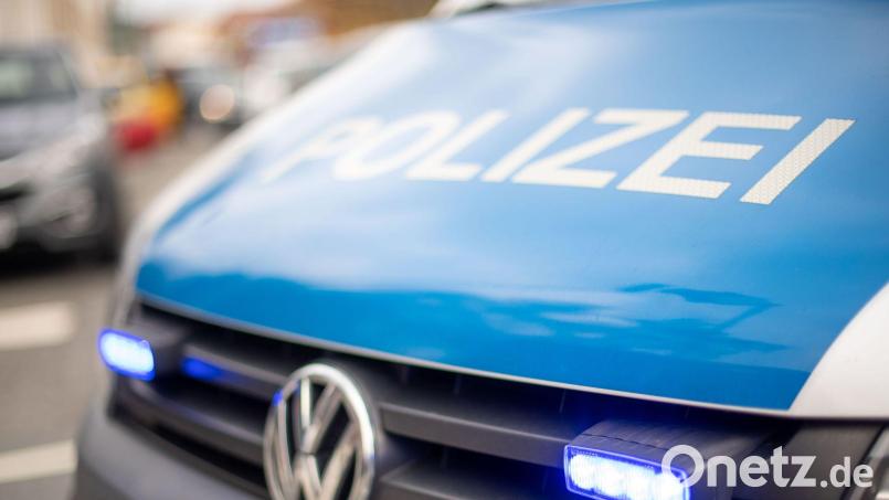 Nach dem Zusammenstoß zweier Fahrzeuge bei Burgtreswitz ist der mutmaßliche Verursacher flüchtig. Symbolbild: Lino Mirgeler/dpa