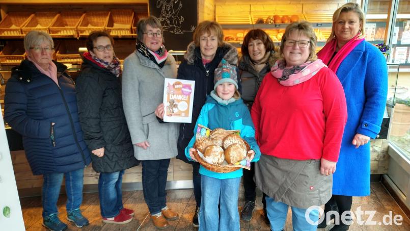 Auf die Neuauflage der Solibrot-Aktion freuen sich (von links) Marianne Trettenbach, Maria Pilhofer Erika Beer, Evi Rauch, Josefine Bittner, Johanna Lang, Eveline Strobel und Kerstin Aufschneider. Bild: Evi Rauch/exb