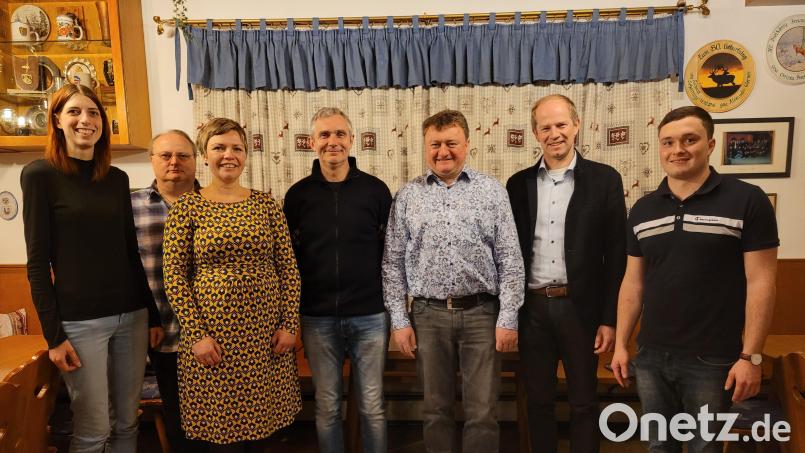 Die Spitze der Naabtaler Musikanten (von links): Manuela Wild, Heribert Mirwald, Rosmarie Riedl, Roland Krös, Johannes Braun, Bürgermeister Konrad Kiener und Johannes Hägler. Bild: Maria Schlosser/exb