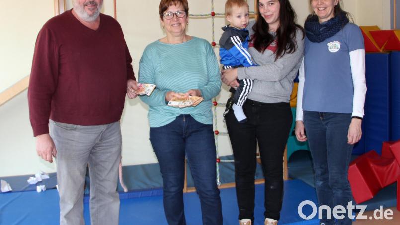 Josef Schreglmann, Vorsitzender des Fördervereins und Sandra Friedl für den Handwerker- und Gewerbeverein überreichen an Lena Schreglmann und Daniela Dimler vom Kinderhaus für alle acht Gruppen eine Zuwendung. Bild: lep