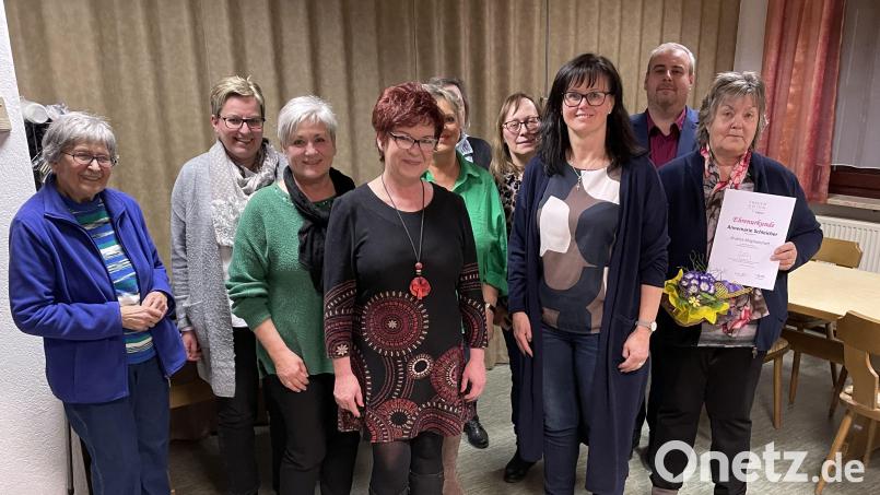 Nach den Wahlen bei der Frauen-Union Auerbach: (von links) Resi Seitz, Karin Hofmann, Andrea Kraus, Gabriele Steger, Heidi Deinlein, Agathe Schriml (verdeckt), Helga Wittmann-Trenz, Vorsitzende Birgit Barth, CSU-Ortsvorsitzender Bernhard Hinteregger und die für 30 Jahre Mitgliedschaft geehrte Annemarie Schleicher. Bild: Klaus Riede/exb