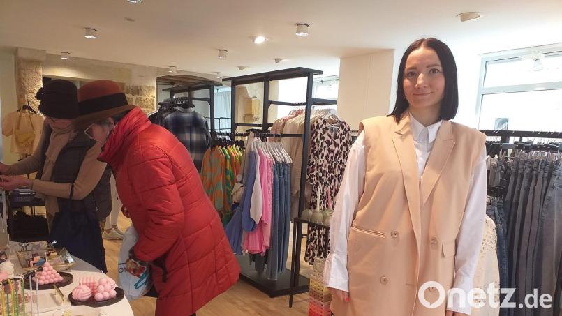Christina Kusmenko (rechts) in ihrem Loft-Fashion-Store an der Georgenstraße 34. Es ist ihr vierter Laden, den sie seit 2019 eröffnet hat. Bild: tk